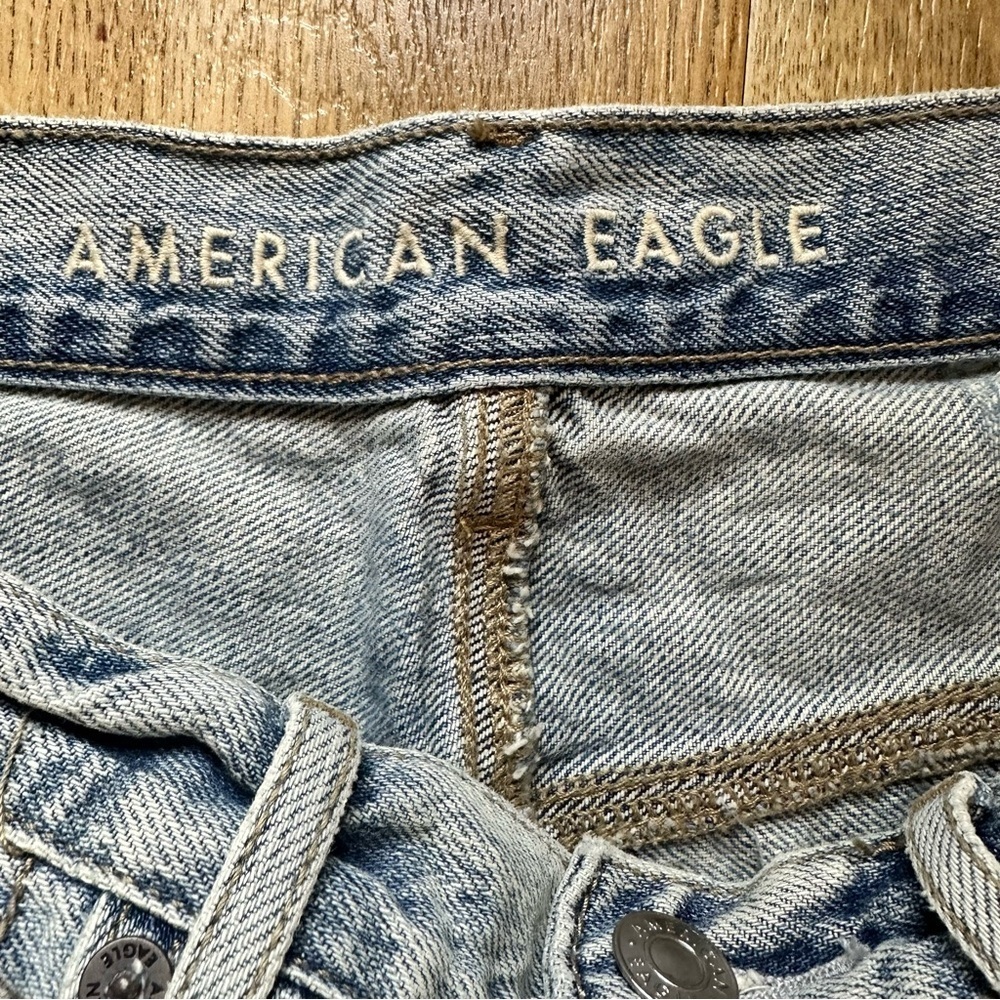 American Eagle Distressed Light Wash Hi-Rise Boyfriend Shorts Size 2 - Picture 9 of 14